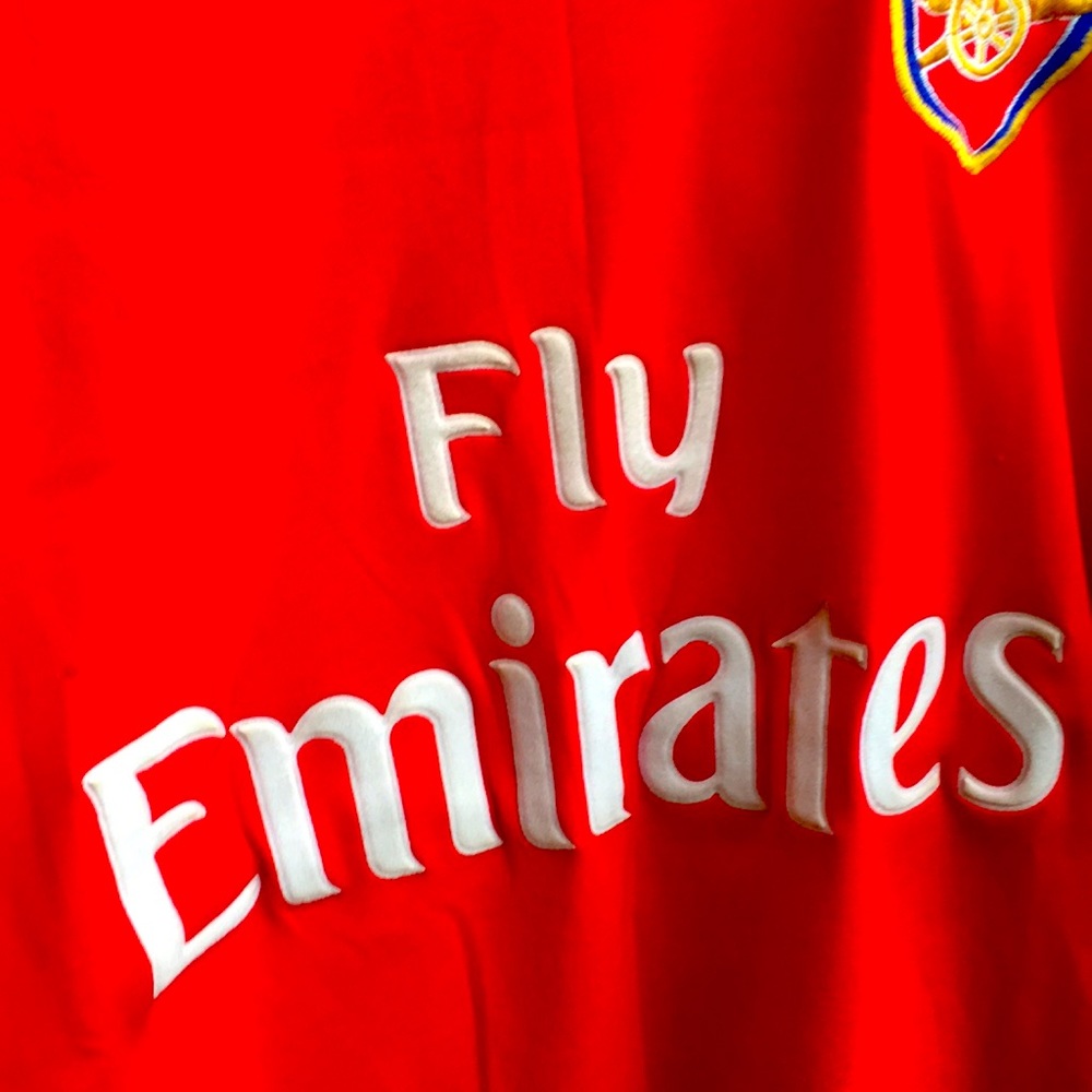 Its a fly emirates tshirt in a pretty fine condition.